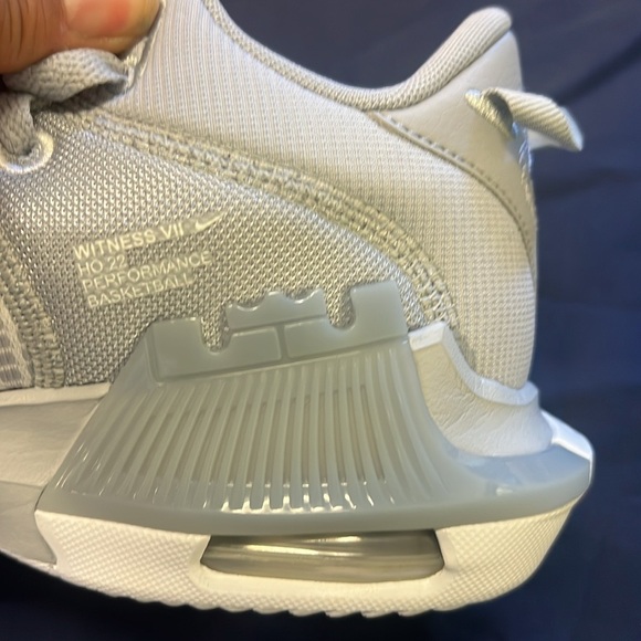 Lebron James Witness VII in grey and white - Picture 5 of 8